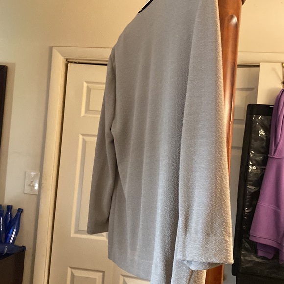 One piece sweater looks like 2 PCs knit - Picture 5 of 8